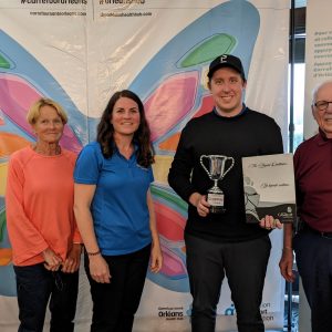 Francine Dagenais, Edith Dagenais de la Fondation, le gagnant d'un des concours et Monsieur Albert Lefebvre