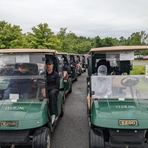 Groupe de golfeurs qui attendent le départ dans leur voiturette (2)