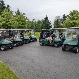 Groupe de golfeurs qui attendent le départ dans leur voiturette (3)