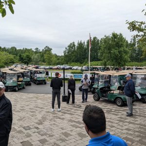 Groupe de golfeurs qui attendent le départ dans leur voiturette