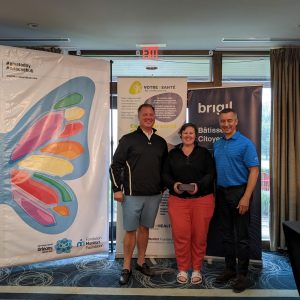 Jeff Hill de BMO, Karlyn Gannons gagnante de l'un des concours et Sylvain Brisebois de BMO