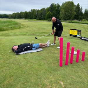 Jeff Hill de BMO couché au sol et Todd Keirstead